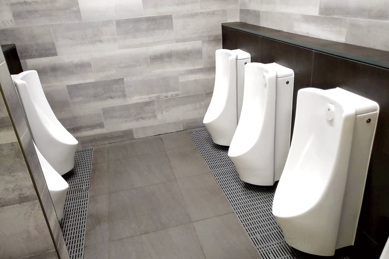トイレ施設へのセーフティグレーチング施工事例