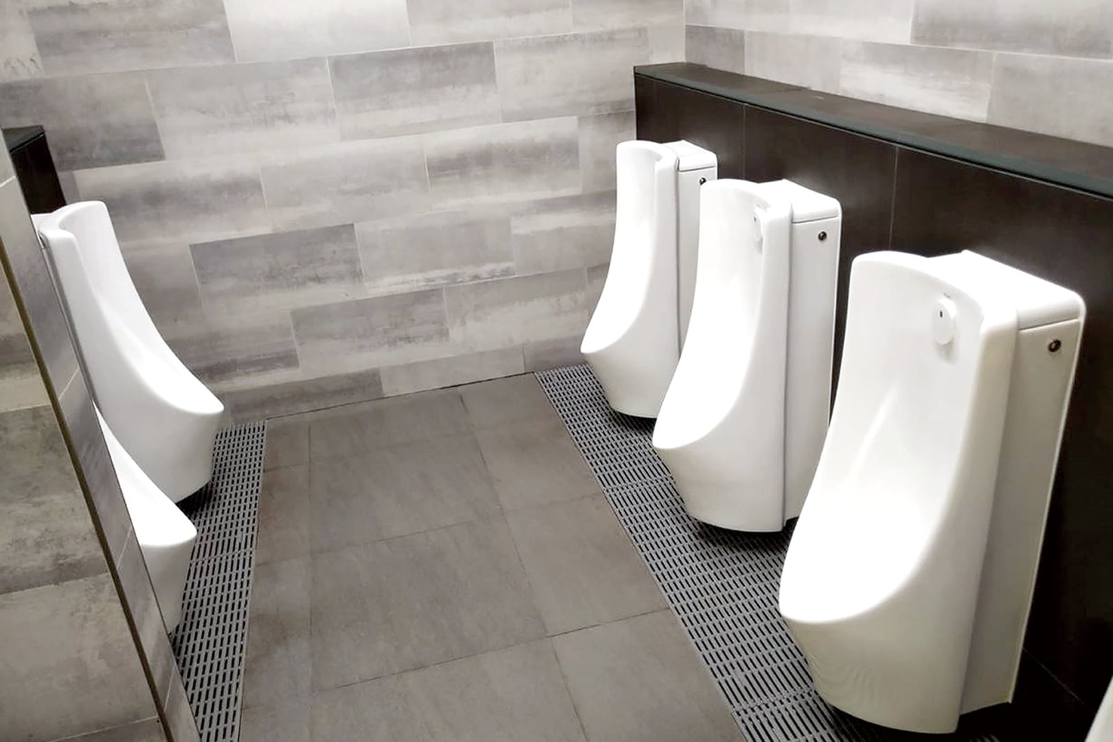 トイレに設置したセーフティグレーチング
